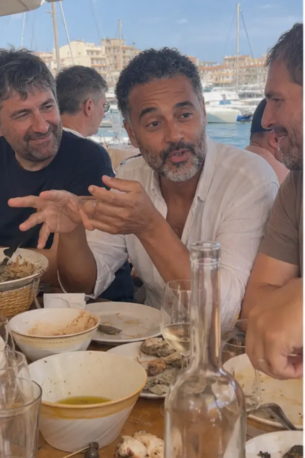 Idris at a seaside lunch with friends