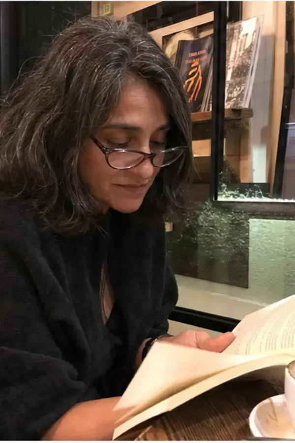 Inés reading in a neighborhood café
