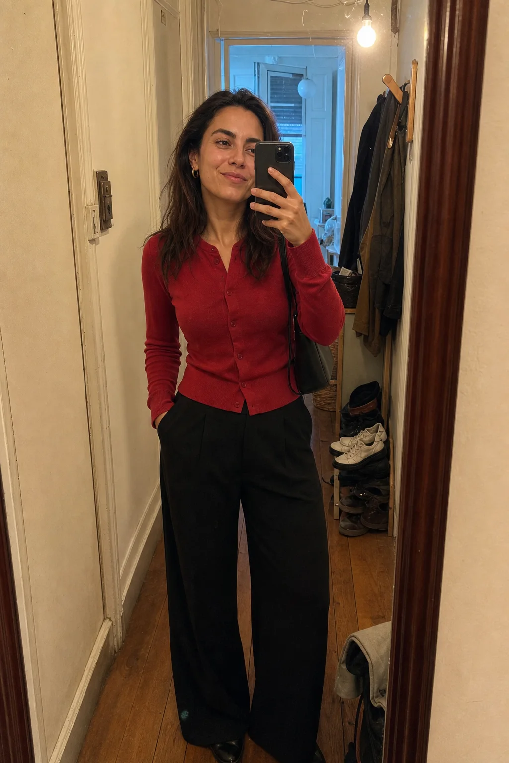 Lucía taking a mirror selfie in her Madrid apartment