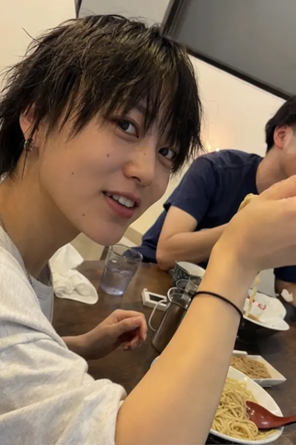 Ren eating late-night noodles with friends